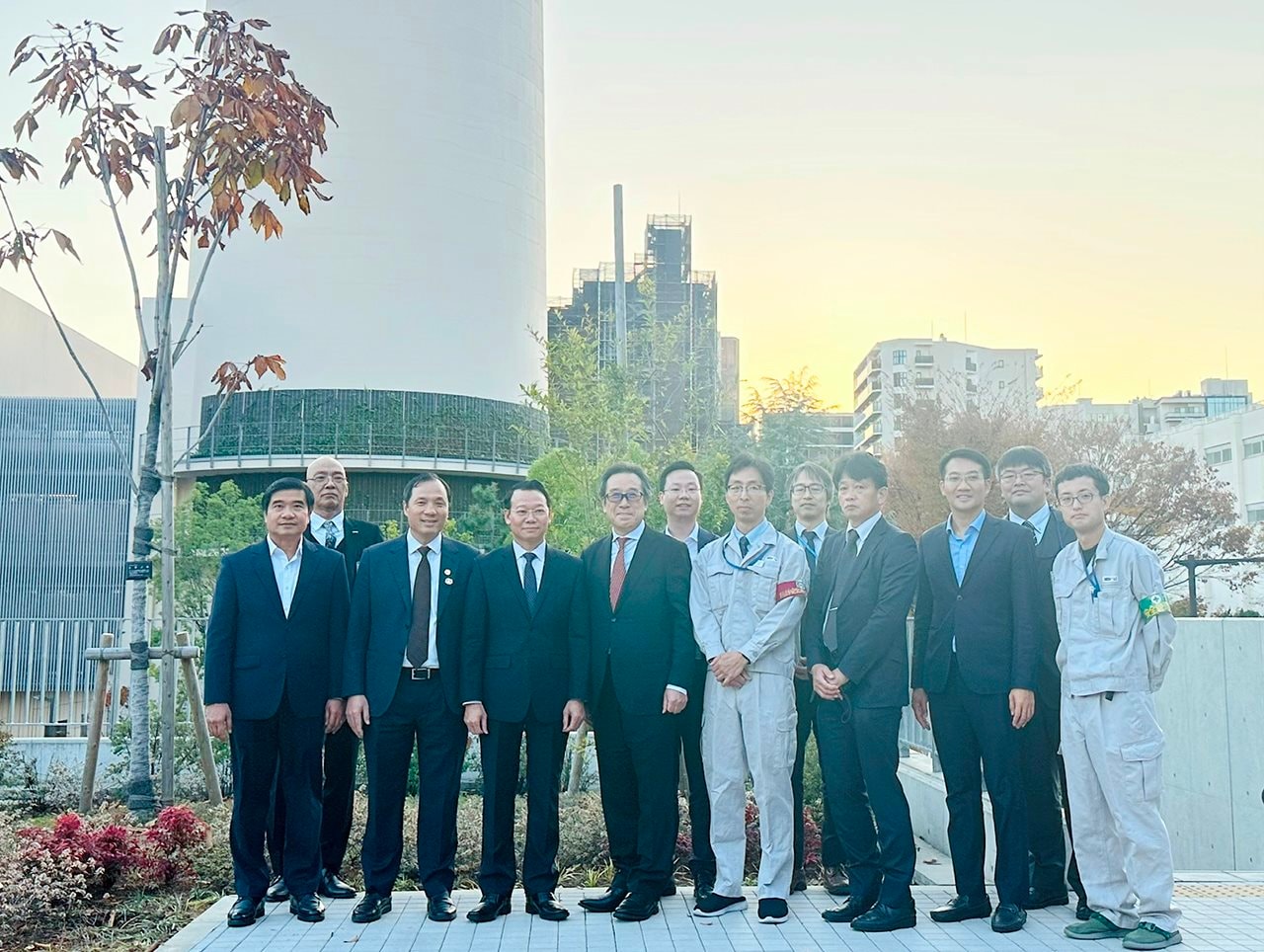 Minister Do Duc Duy visits Meguro Incineration Plant (Japan)