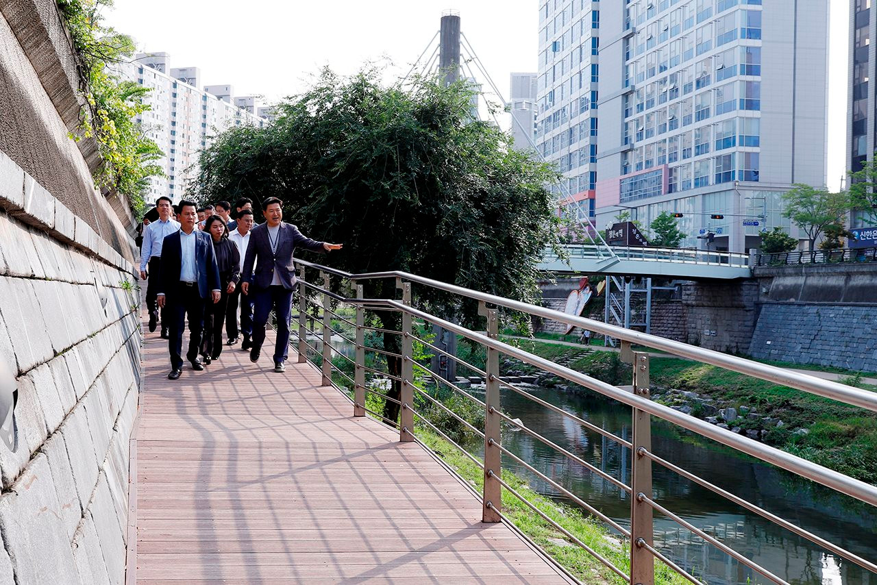 Minister Dang Quoc Khanh visits Cheonggyecheon stream restoration project in Seoul