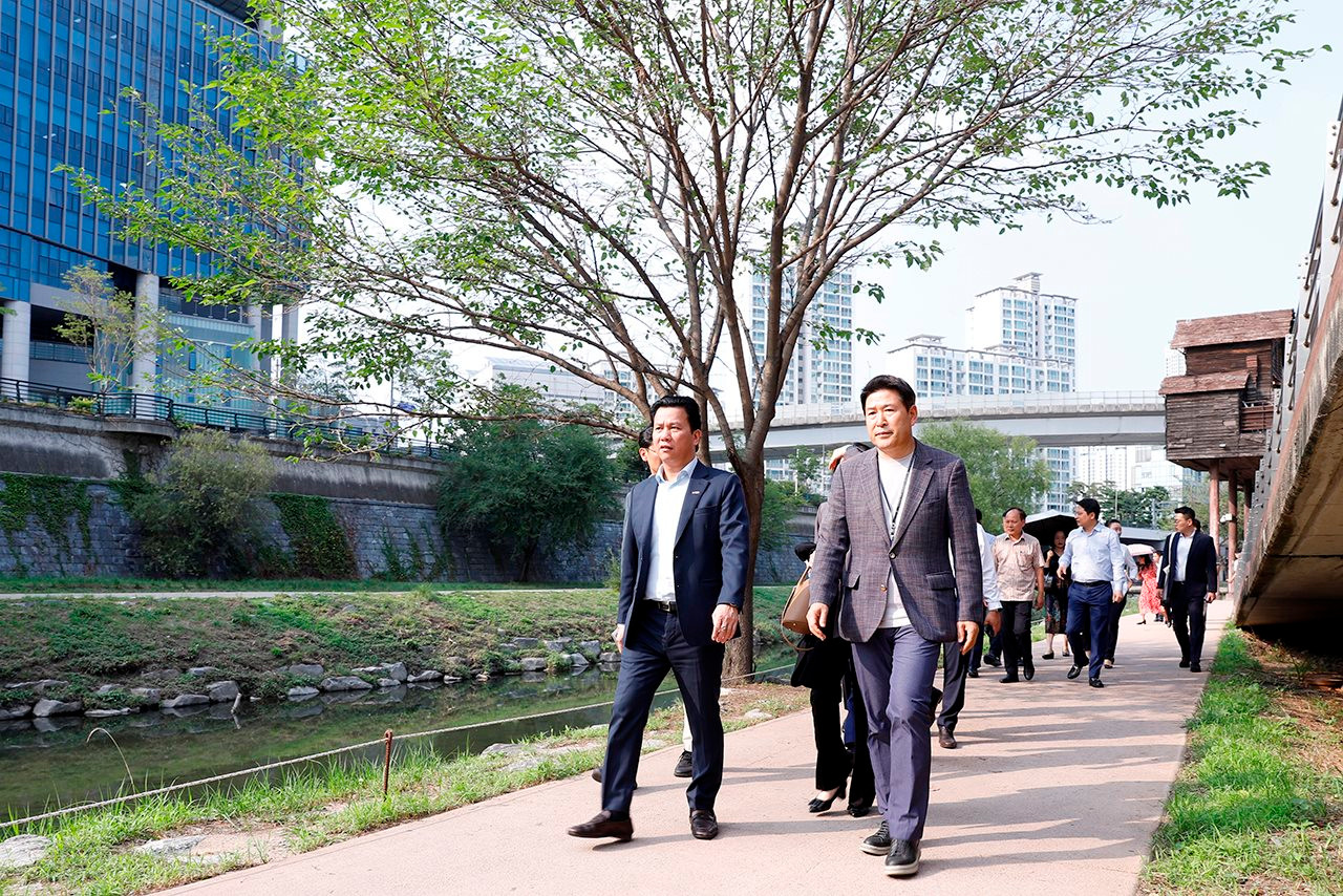 Minister Dang Quoc Khanh visits Cheonggyecheon stream restoration project in Seoul