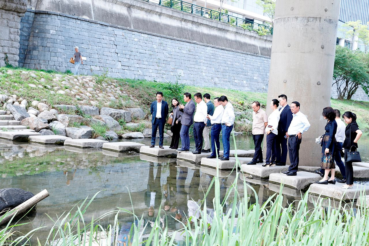 Minister Dang Quoc Khanh visits Cheonggyecheon stream restoration project in Seoul