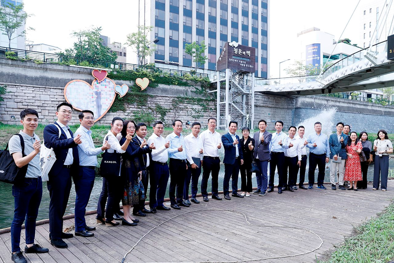 Minister Dang Quoc Khanh visits Cheonggyecheon stream restoration project in Seoul
