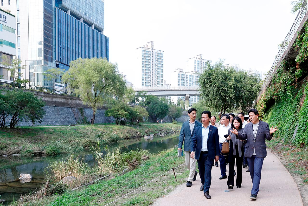 Minister Dang Quoc Khanh visits Cheonggyecheon stream restoration project in Seoul