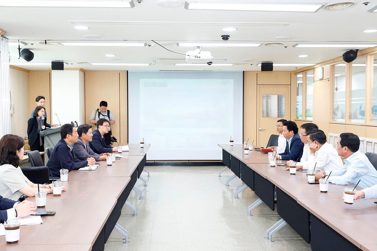 Minister Dang Quoc Khanh visits Cheonggyecheon stream restoration project in Seoul