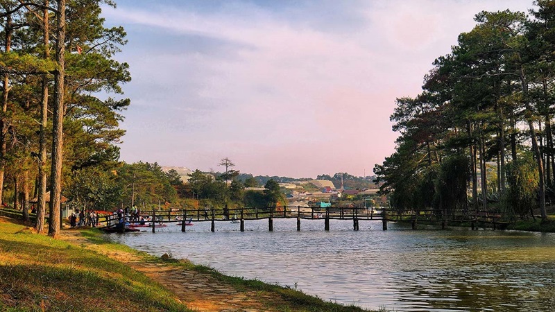 Discover the enchanting beauty of Than Tho lake: A hidden gem in Da Lat