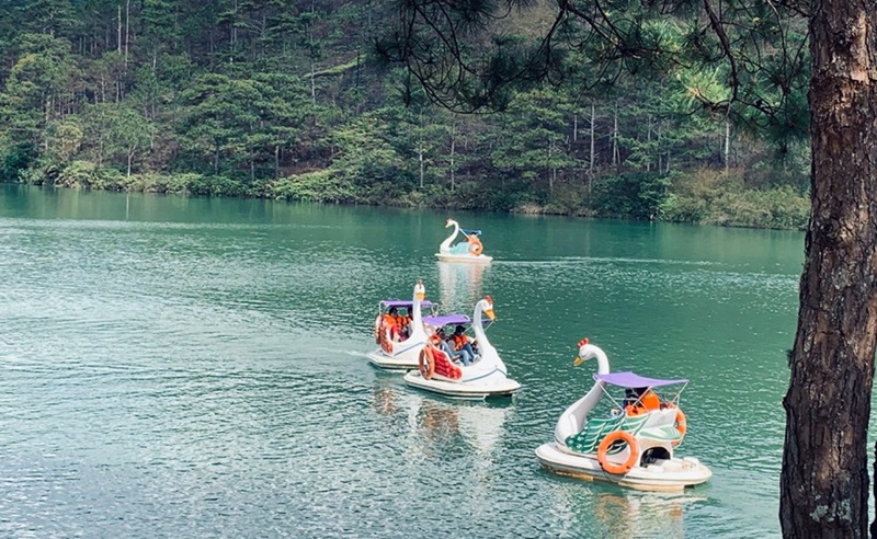 Discover the enchanting beauty of Than Tho lake: A hidden gem in Da Lat