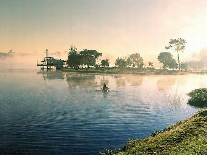 Discover the enchanting beauty of Than Tho lake: A hidden gem in Da Lat