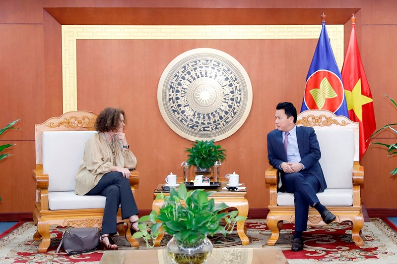 Awarding commemorative medal to the World Bank’s Country Director for Vietnam