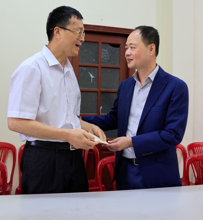Chairman of Lam Dong provincial people's committee brings mid-autumn cheer to disabled children