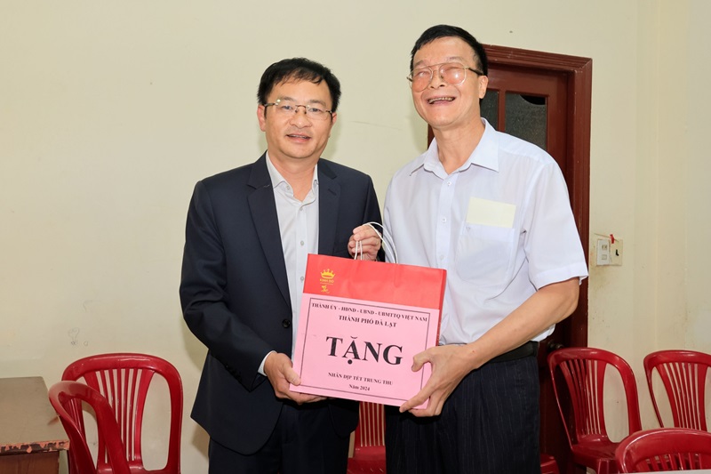 Chairman of Lam Dong provincial people's committee brings mid-autumn cheer to disabled children