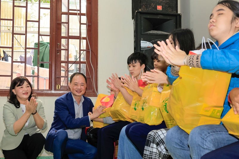 Chairman of Lam Dong provincial people's committee brings mid-autumn cheer to disabled children