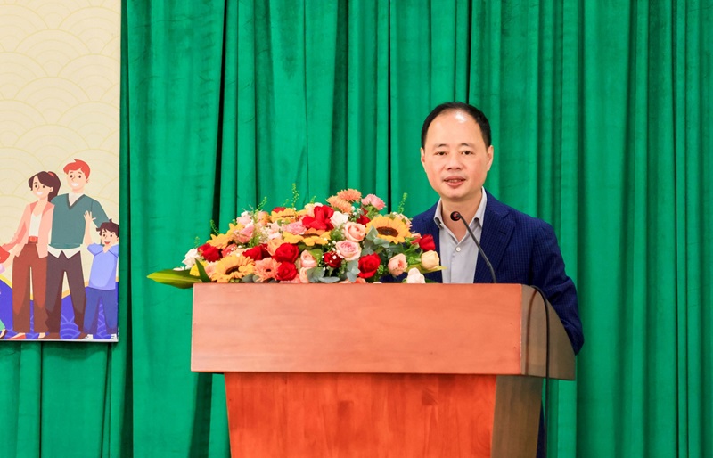 Chairman of Lam Dong provincial people's committee brings mid-autumn cheer to disabled children