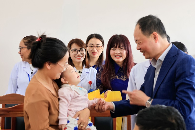 Chairman of Lam Dong provincial people's committee brings mid-autumn cheer to disabled children
