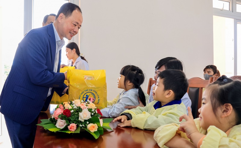 Chairman of Lam Dong provincial people's committee brings mid-autumn cheer to disabled children