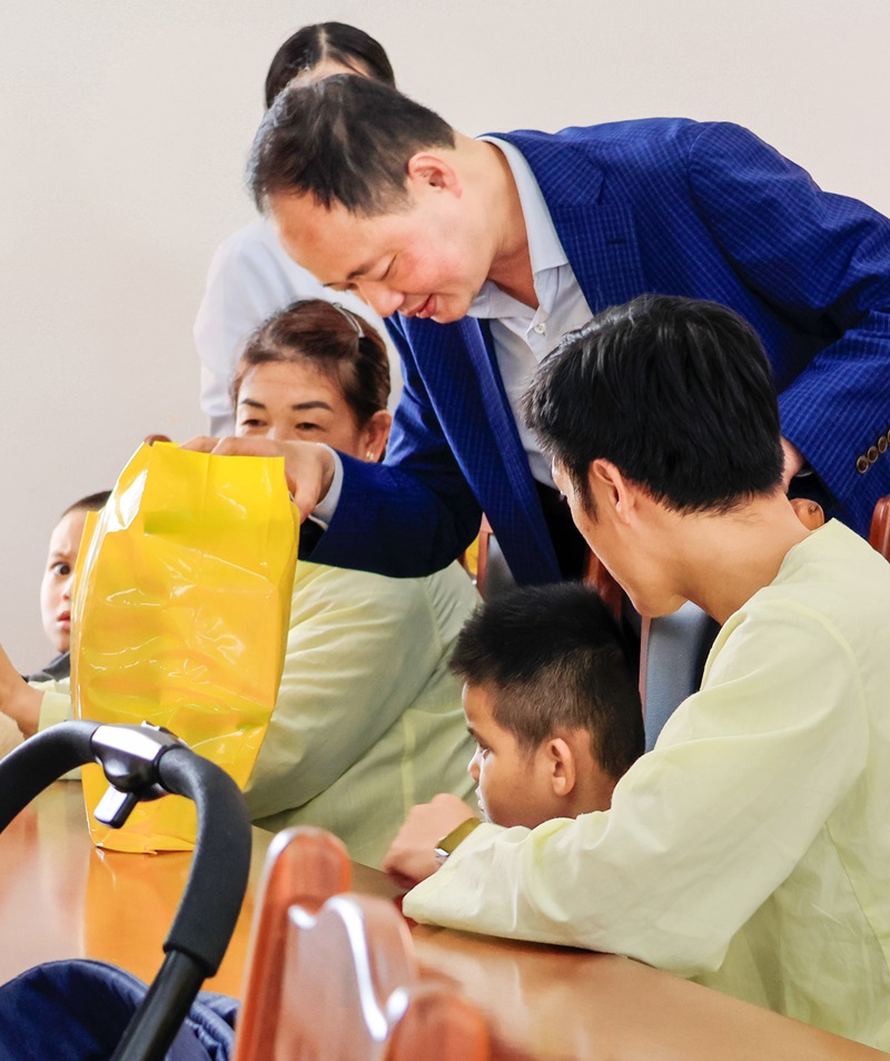 Chairman of Lam Dong provincial people's committee brings mid-autumn cheer to disabled children