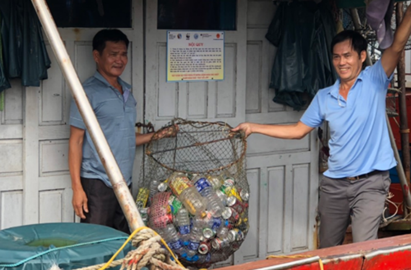 Identifying challenges and proposing solutions for plastic-reduction urban models in Vietnam